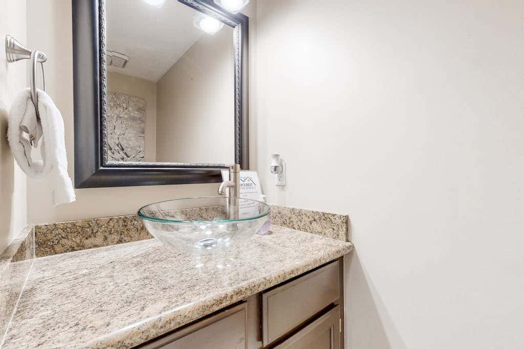 Charming townhome with  private hot tub, foosball table, easy canyon access