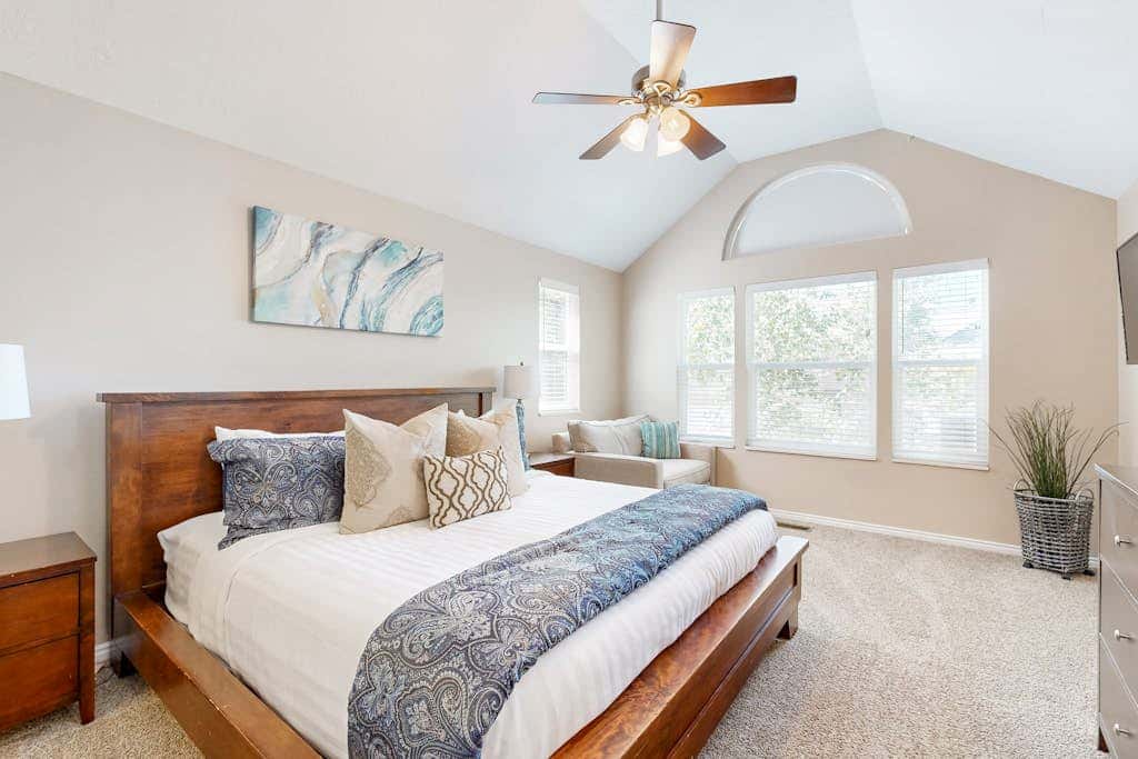 Charming townhome with  private hot tub, foosball table, easy canyon access