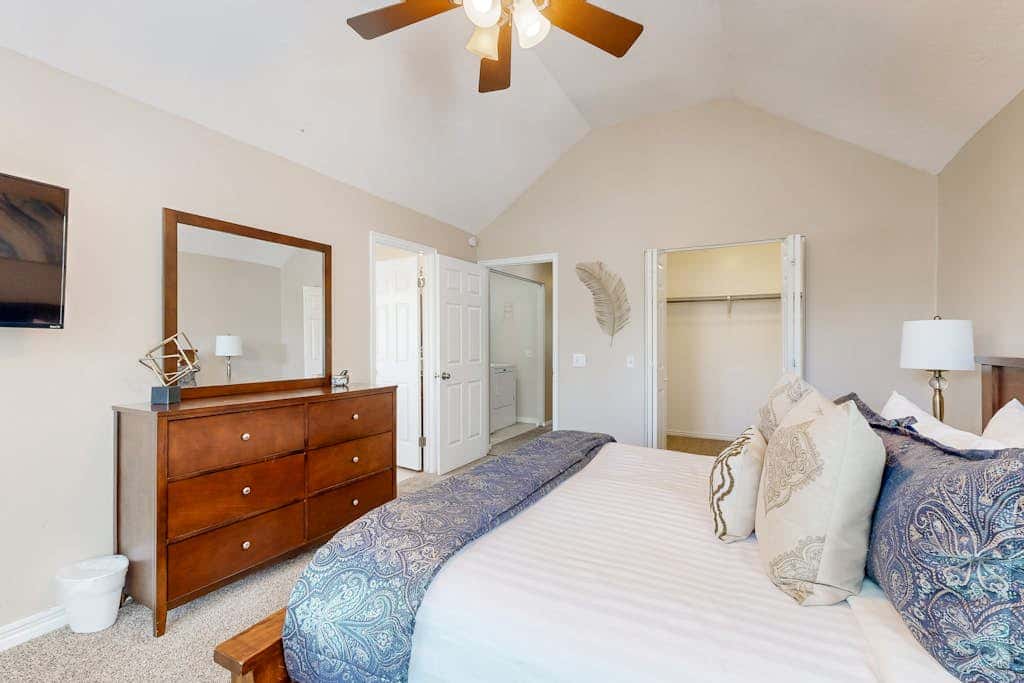Charming townhome with  private hot tub, foosball table, easy canyon access