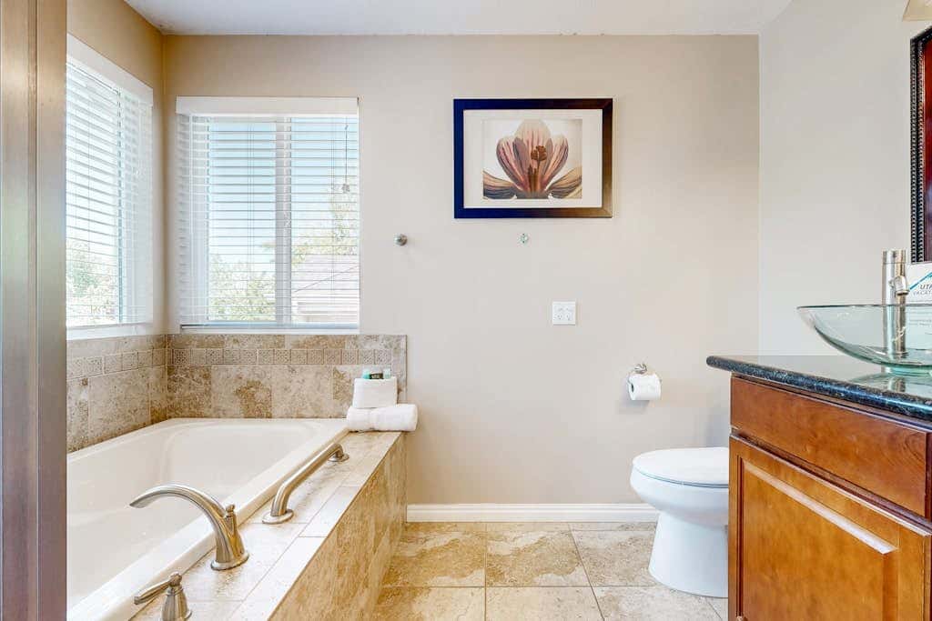 Charming townhome with  private hot tub, foosball table, easy canyon access