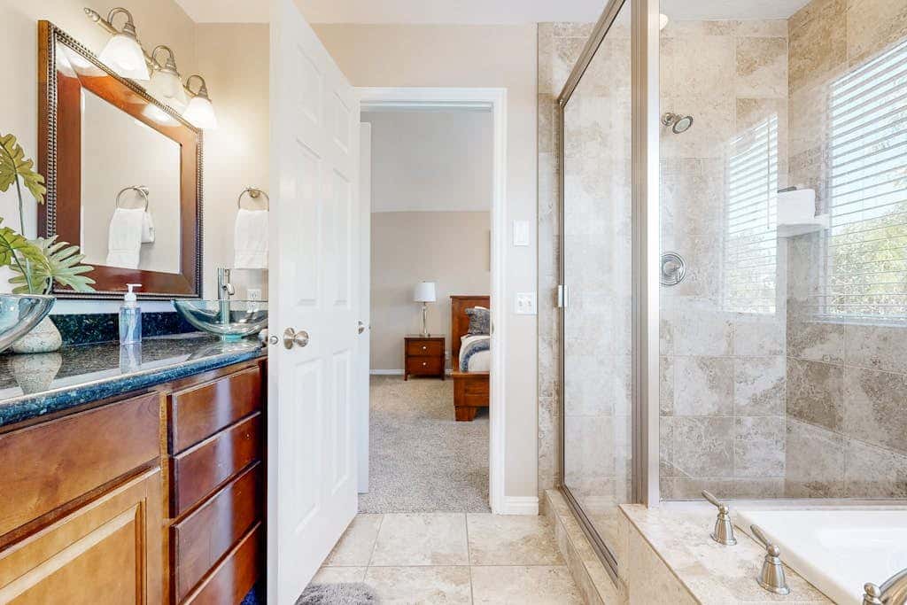 Charming townhome with  private hot tub, foosball table, easy canyon access