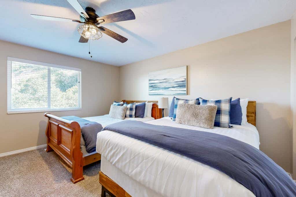 Charming townhome with  private hot tub, foosball table, easy canyon access