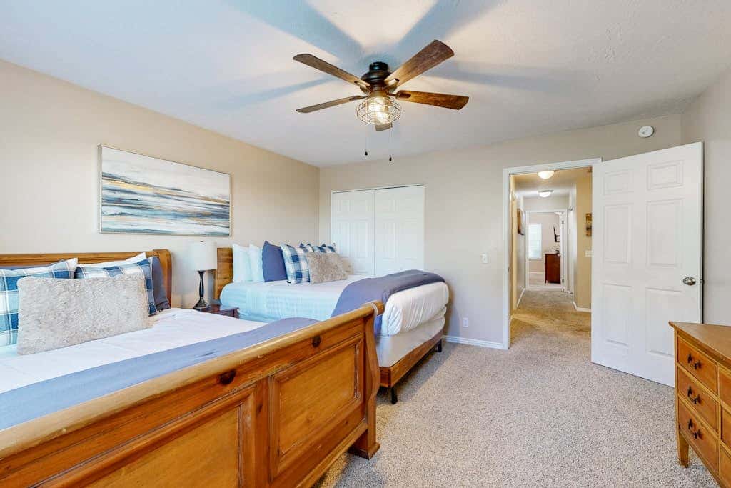 Charming townhome with  private hot tub, foosball table, easy canyon access