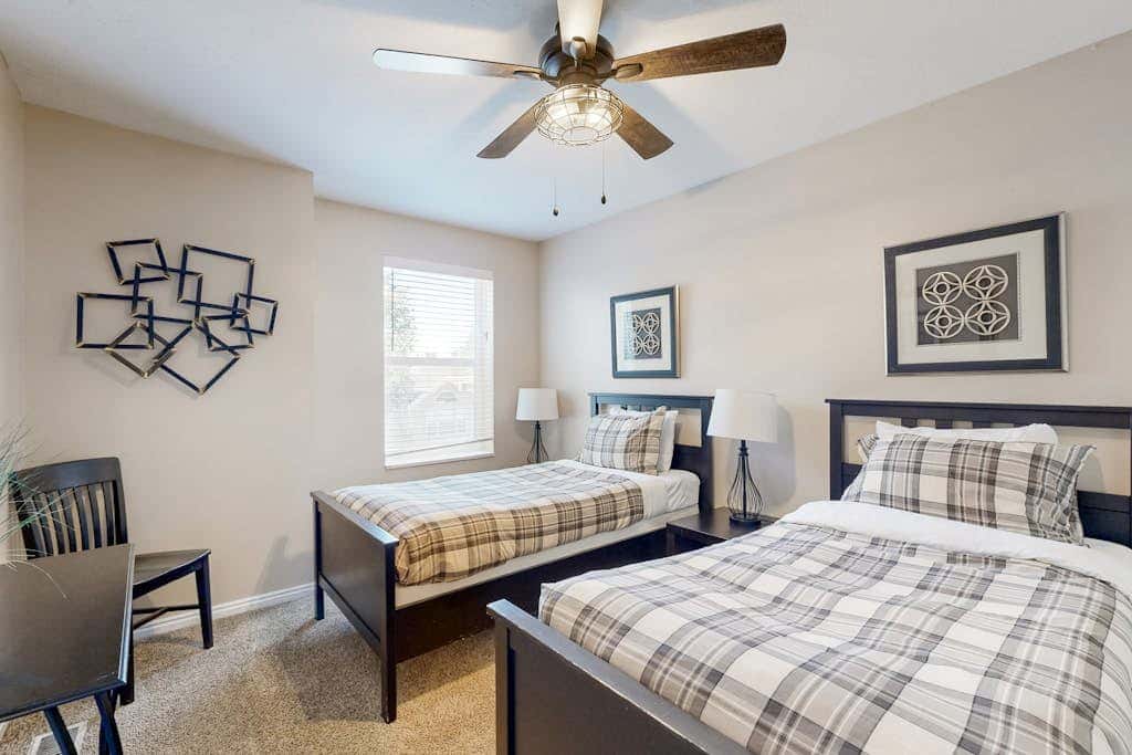 Charming townhome with  private hot tub, foosball table, easy canyon access