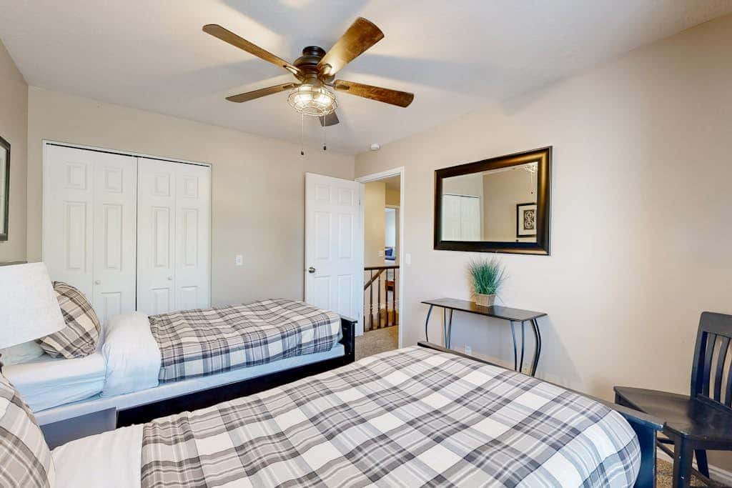 Charming townhome with  private hot tub, foosball table, easy canyon access