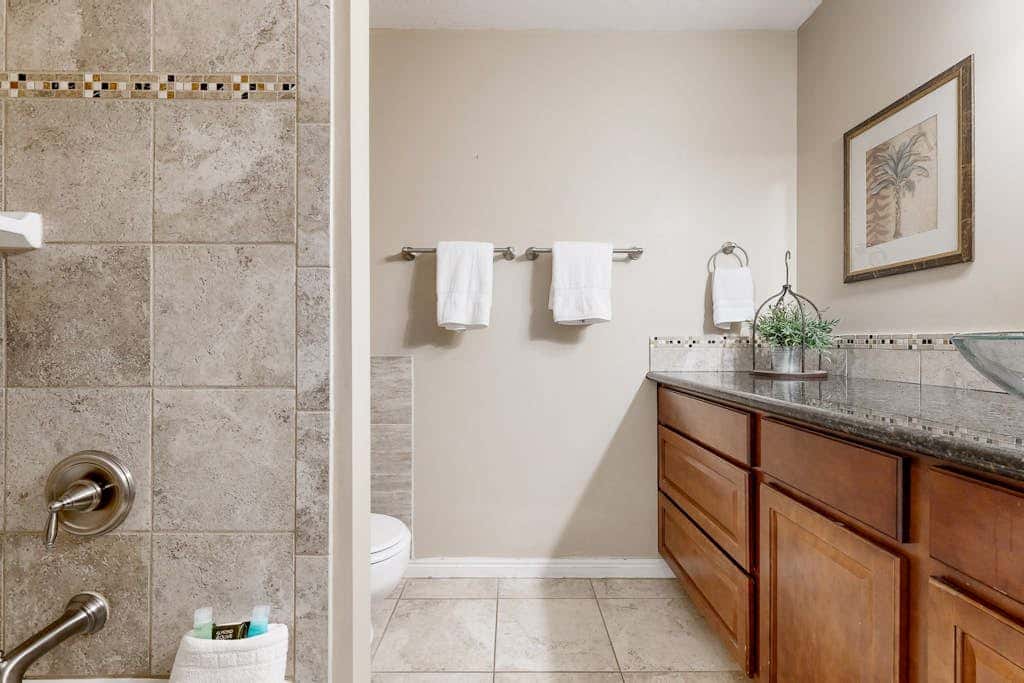 Charming townhome with  private hot tub, foosball table, easy canyon access