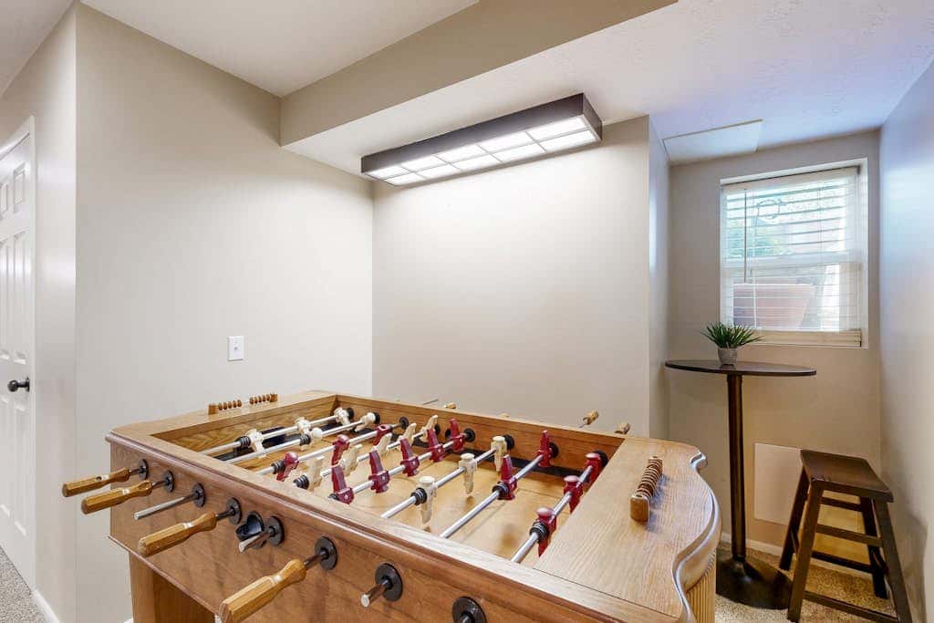 Charming townhome with  private hot tub, foosball table, easy canyon access