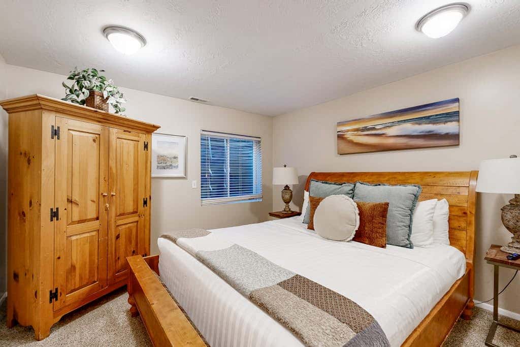 Charming townhome with  private hot tub, foosball table, easy canyon access