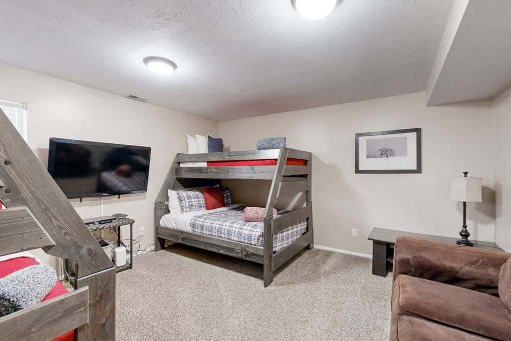 Charming townhome with  private hot tub, foosball table, easy canyon access