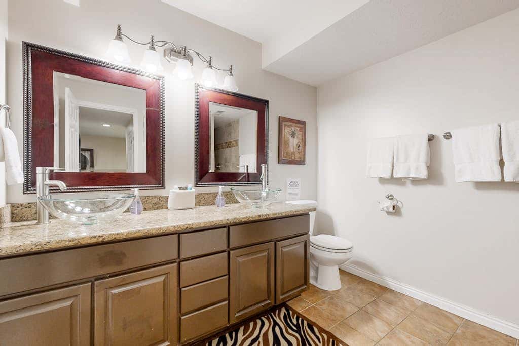 Charming townhome with  private hot tub, foosball table, easy canyon access