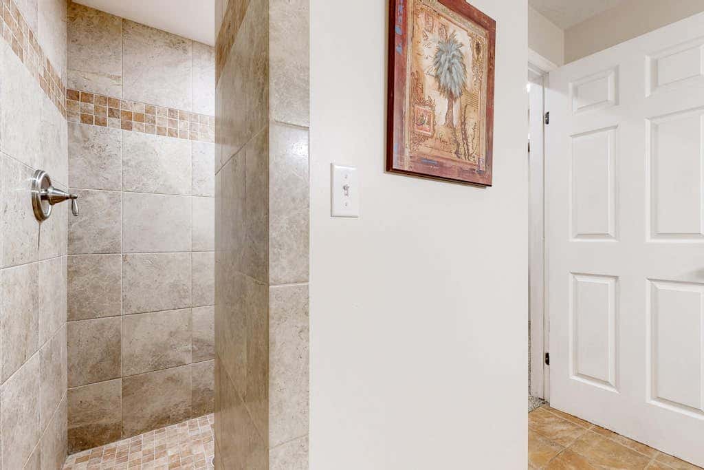 Charming townhome with  private hot tub, foosball table, easy canyon access