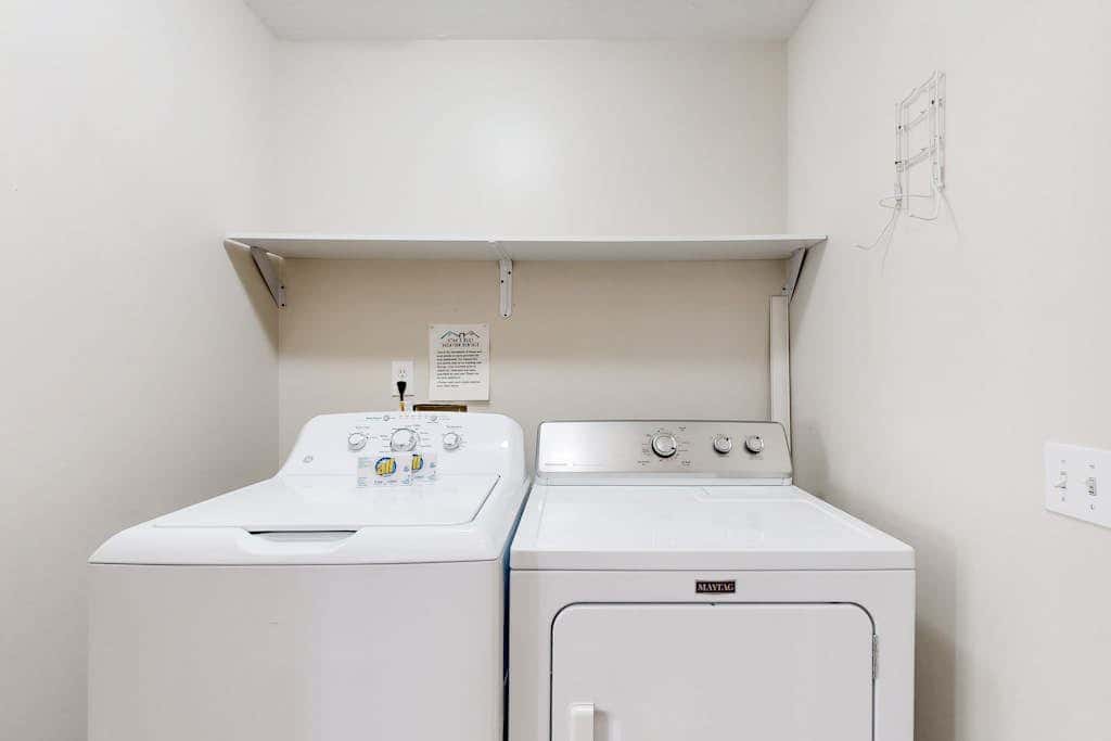 Charming townhome with  private hot tub, foosball table, easy canyon access