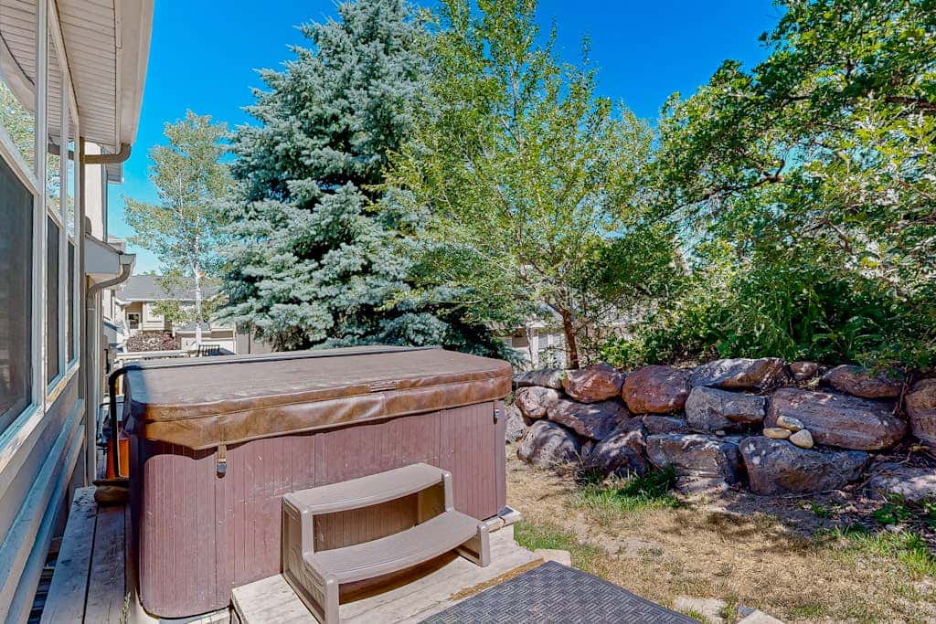 Charming townhome with  private hot tub, foosball table, easy canyon access