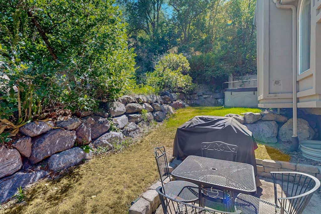 Charming townhome with  private hot tub, foosball table, easy canyon access