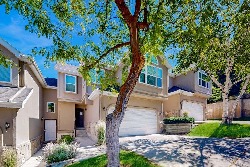 Charming townhome with  private hot tub, foosball table, easy canyon access