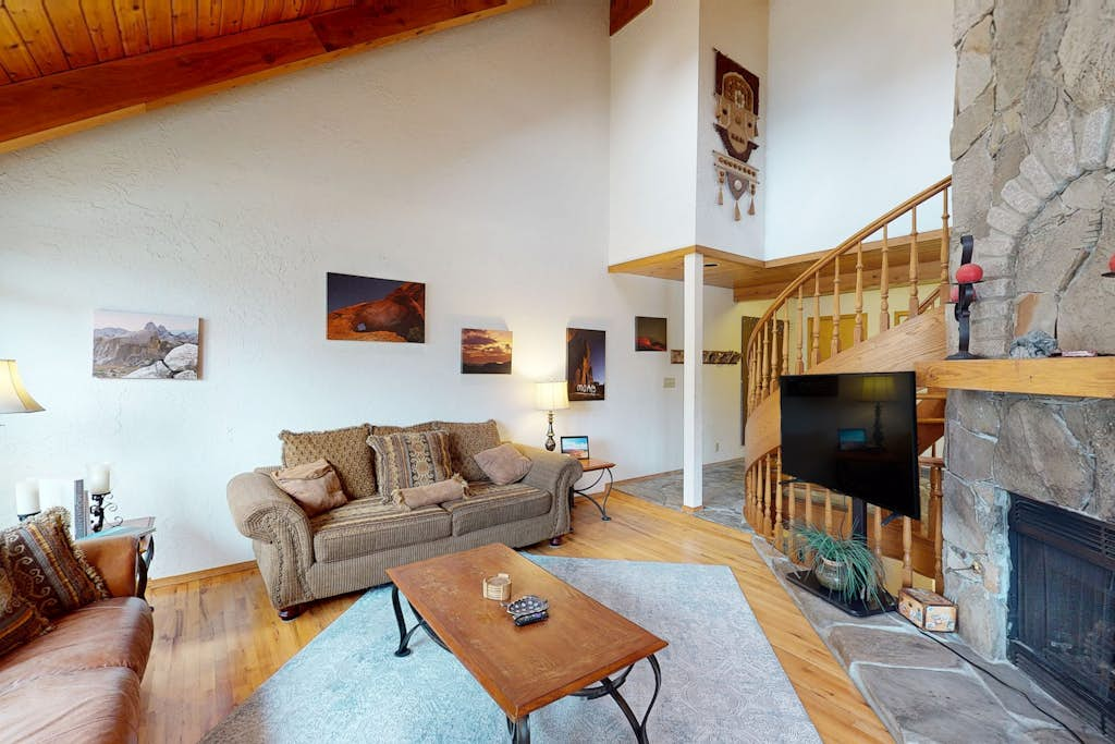 Cozy townhouse with rustic feel - private sauna & gas fireplace