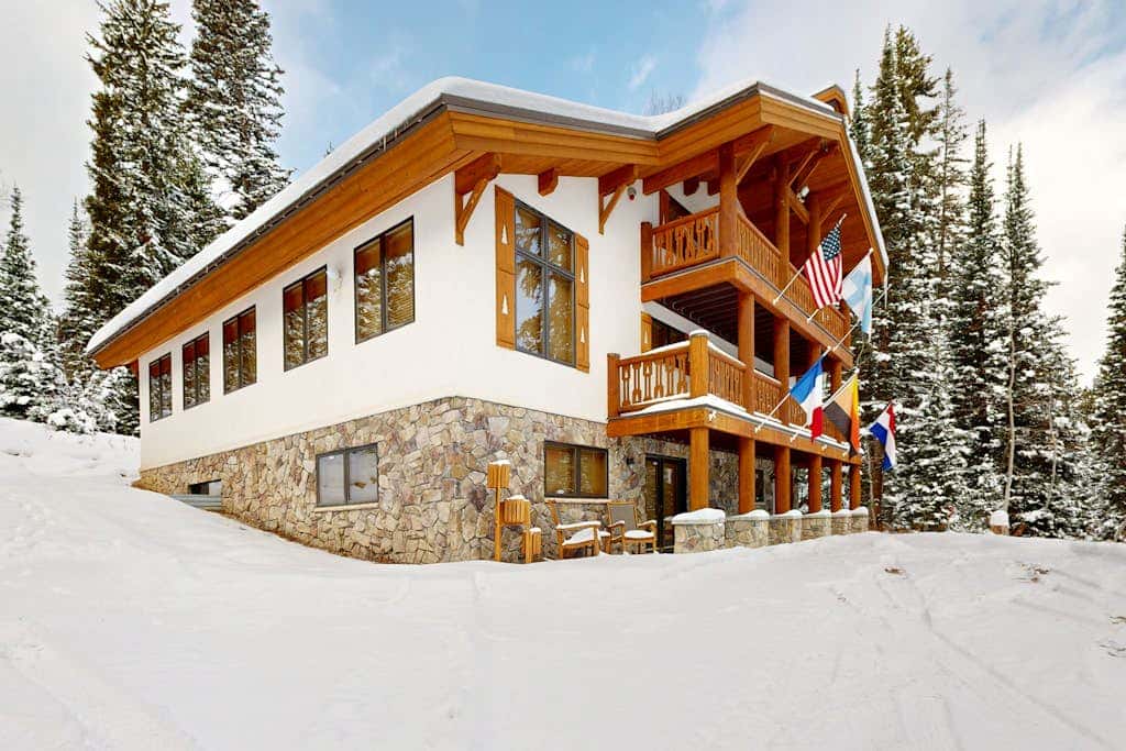 Beautiful ski chalet with gourmet kitchen, theater room & private hot tub