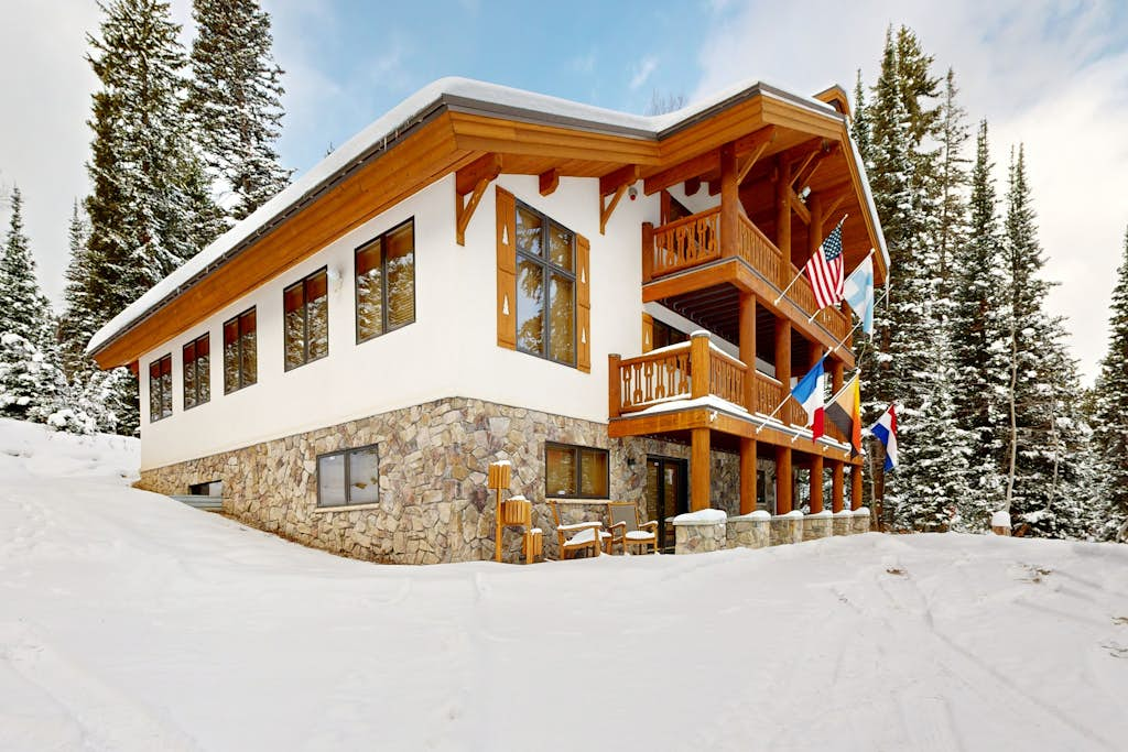 Beautiful ski chalet with gourmet kitchen, theater room & private hot tub