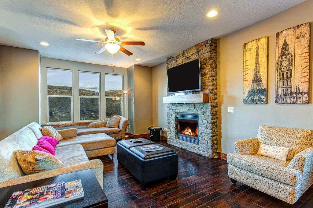 Home with  fireplace, private hot tub, shared pool, game and fitness facilities