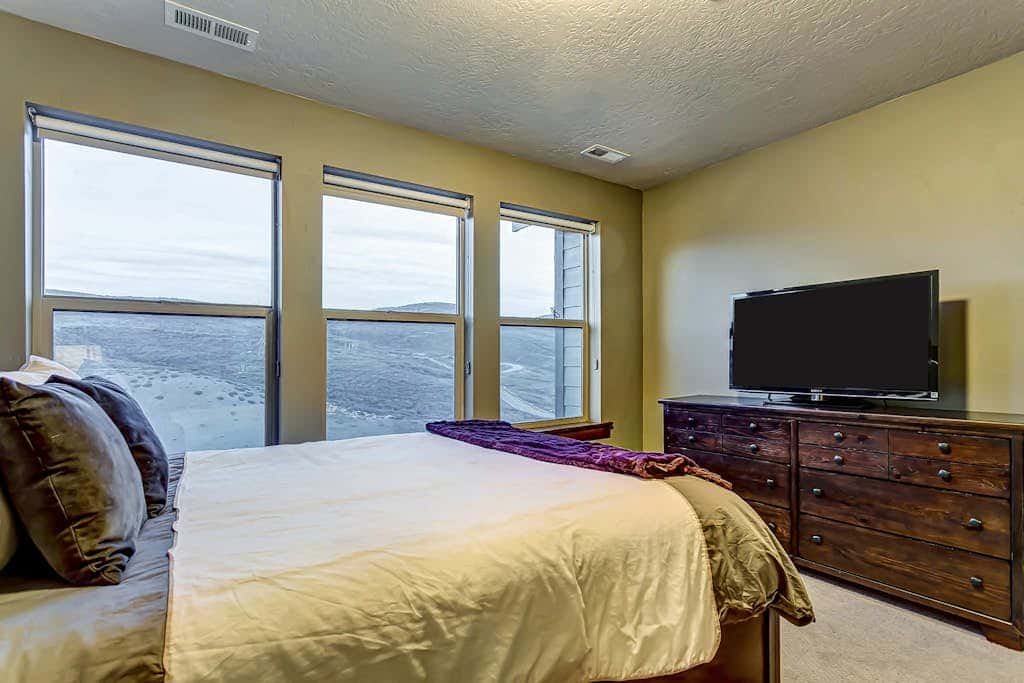 Home with  fireplace, private hot tub, shared pool, game and fitness facilities