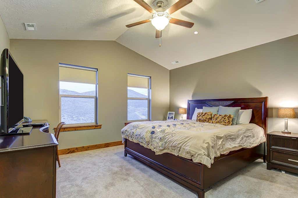 Home with  fireplace, private hot tub, shared pool, game and fitness facilities