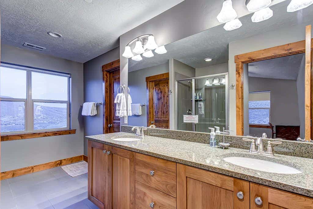 Home with  fireplace, private hot tub, shared pool, game and fitness facilities