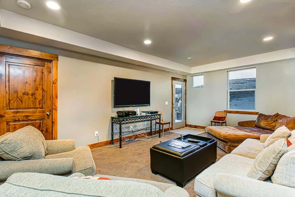 Home with  fireplace, private hot tub, shared pool, game and fitness facilities