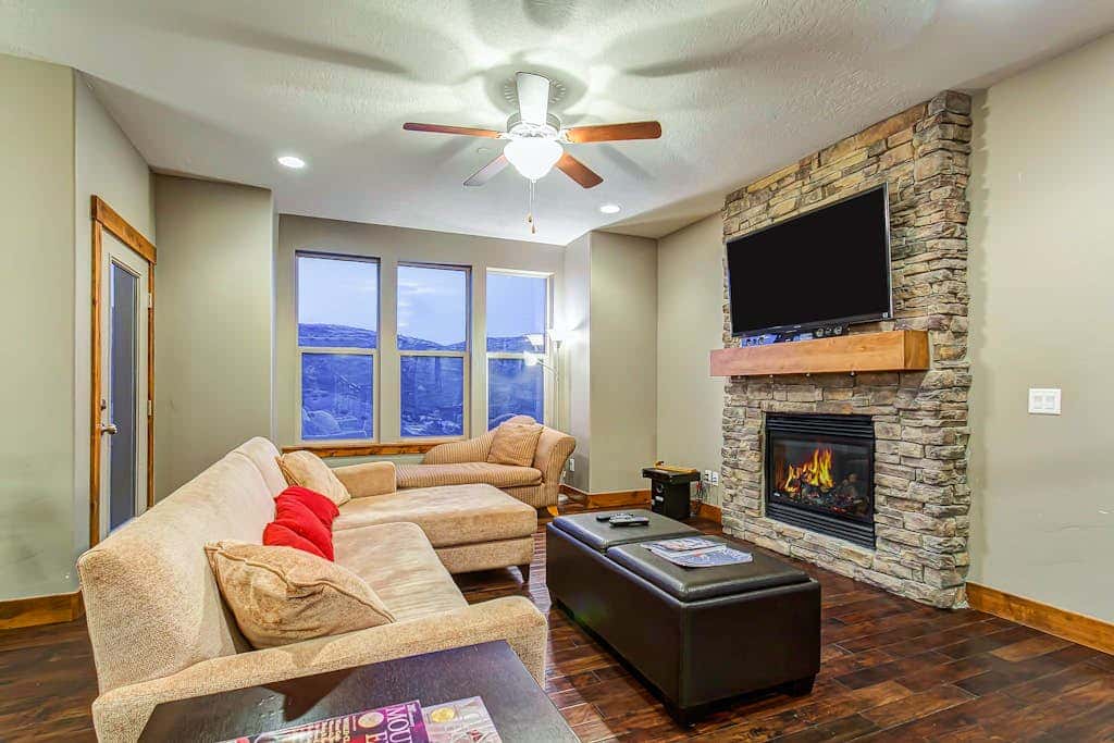 Home with  fireplace, private hot tub, shared pool, game and fitness facilities