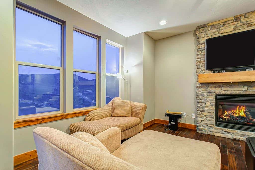 Home with  fireplace, private hot tub, shared pool, game and fitness facilities
