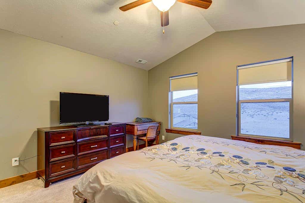 Home with  fireplace, private hot tub, shared pool, game and fitness facilities