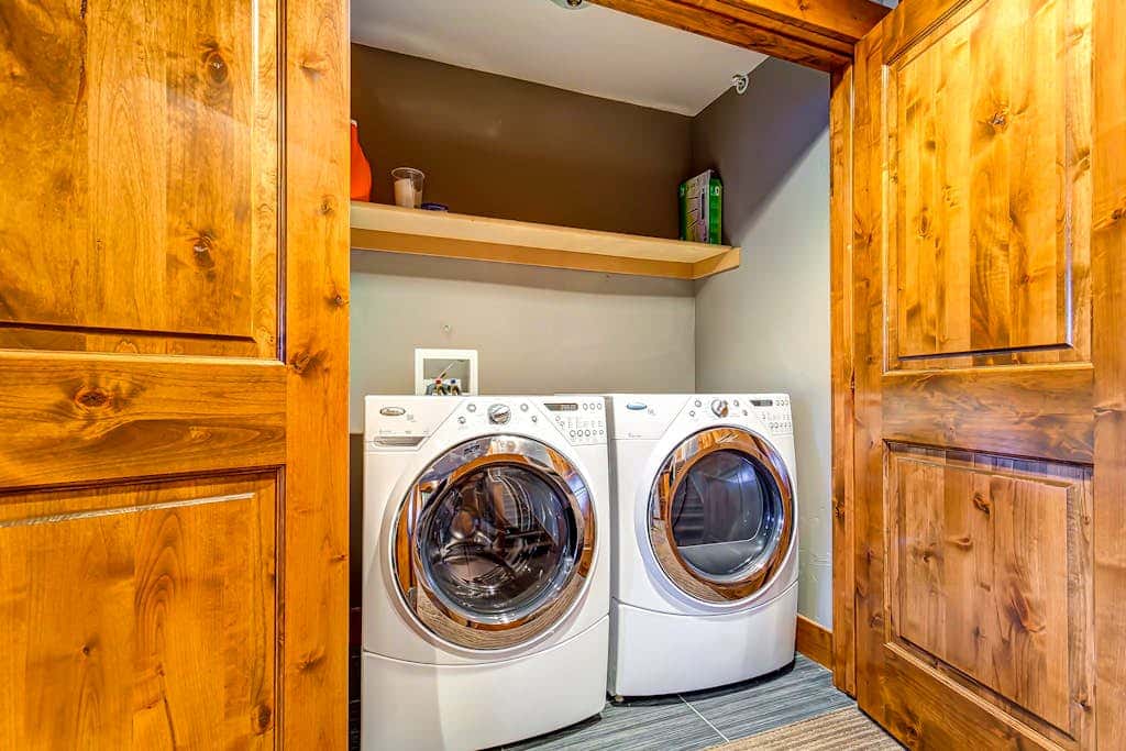 Home with  fireplace, private hot tub, shared pool, game and fitness facilities
