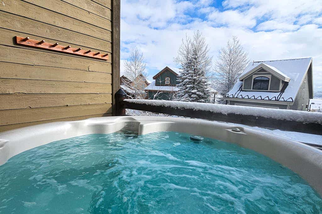 Comfortable Family Home with Private Hot Tub - Community Pool & Gym