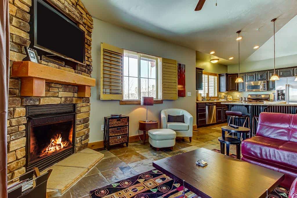 Luxury Condo with  Private Balcony, Seasonal Pool, Hot Tubs - Close to Skiing
