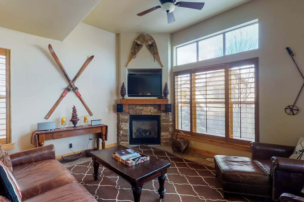 Fantastic home with fireplace, private hot tub, central AC, and pool access