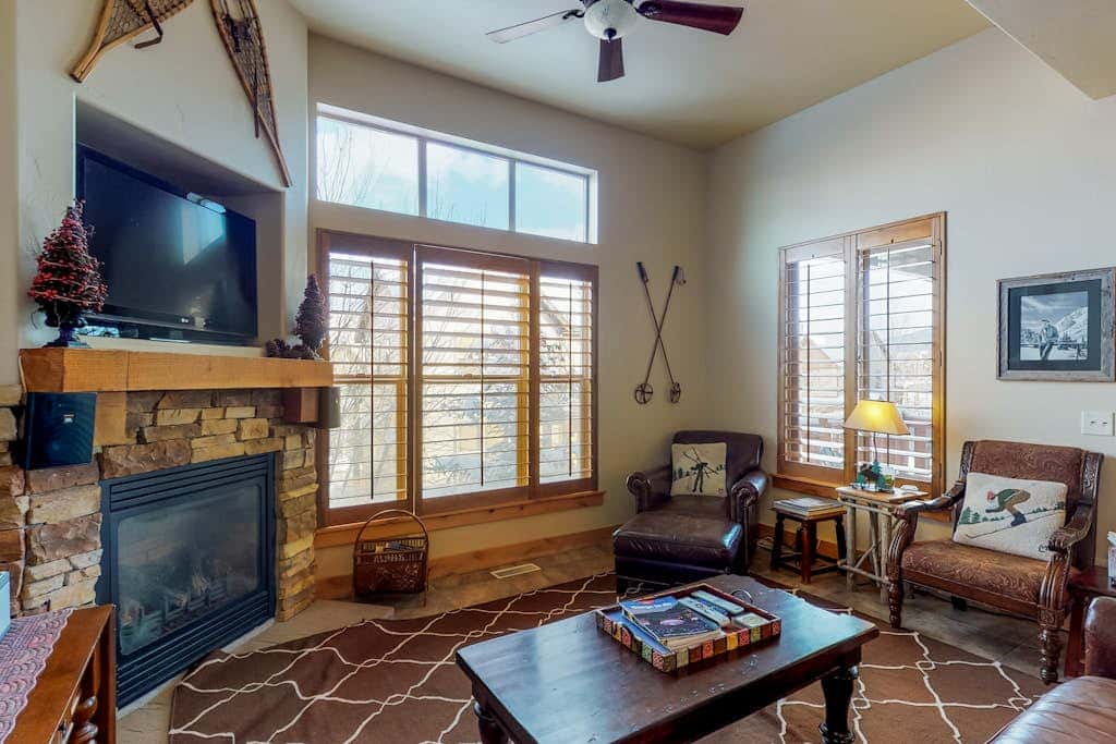 Fantastic home with fireplace, private hot tub, central AC, and pool access