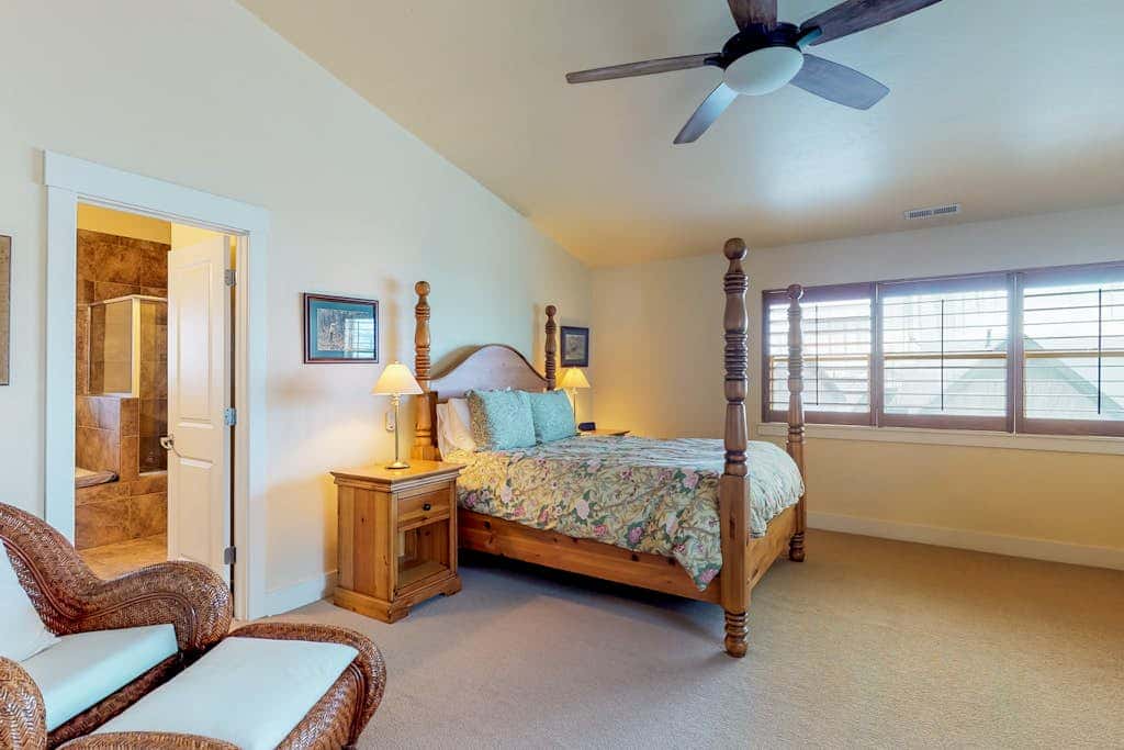 Fantastic home with fireplace, private hot tub, central AC, and pool access