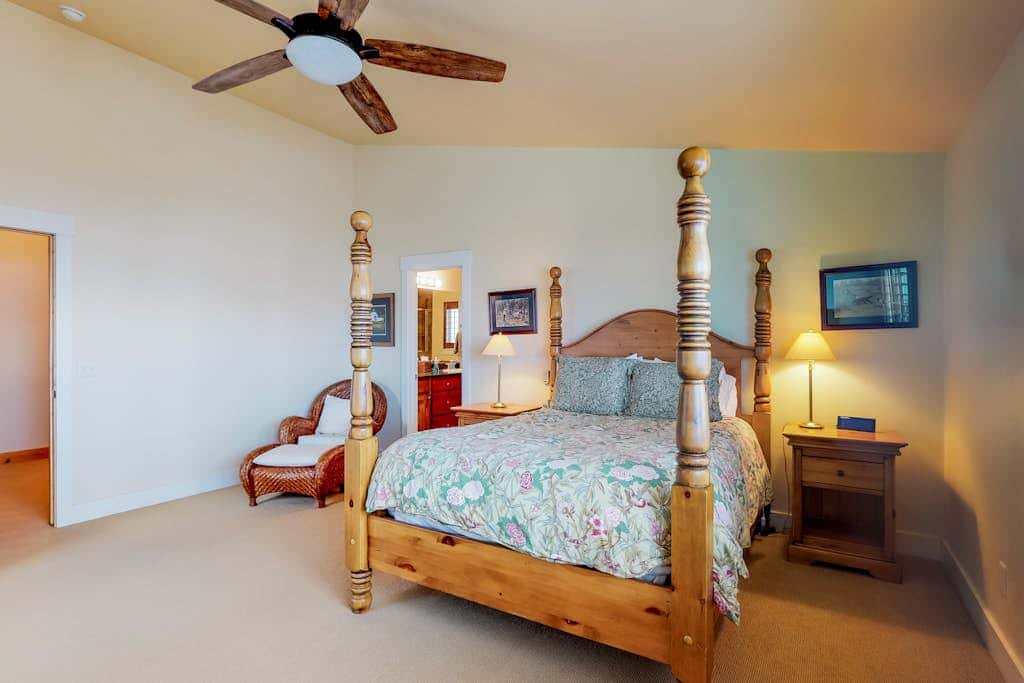 Fantastic home with fireplace, private hot tub, central AC, and pool access