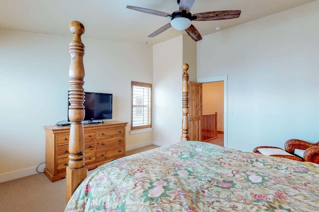Fantastic home with fireplace, private hot tub, central AC, and pool access