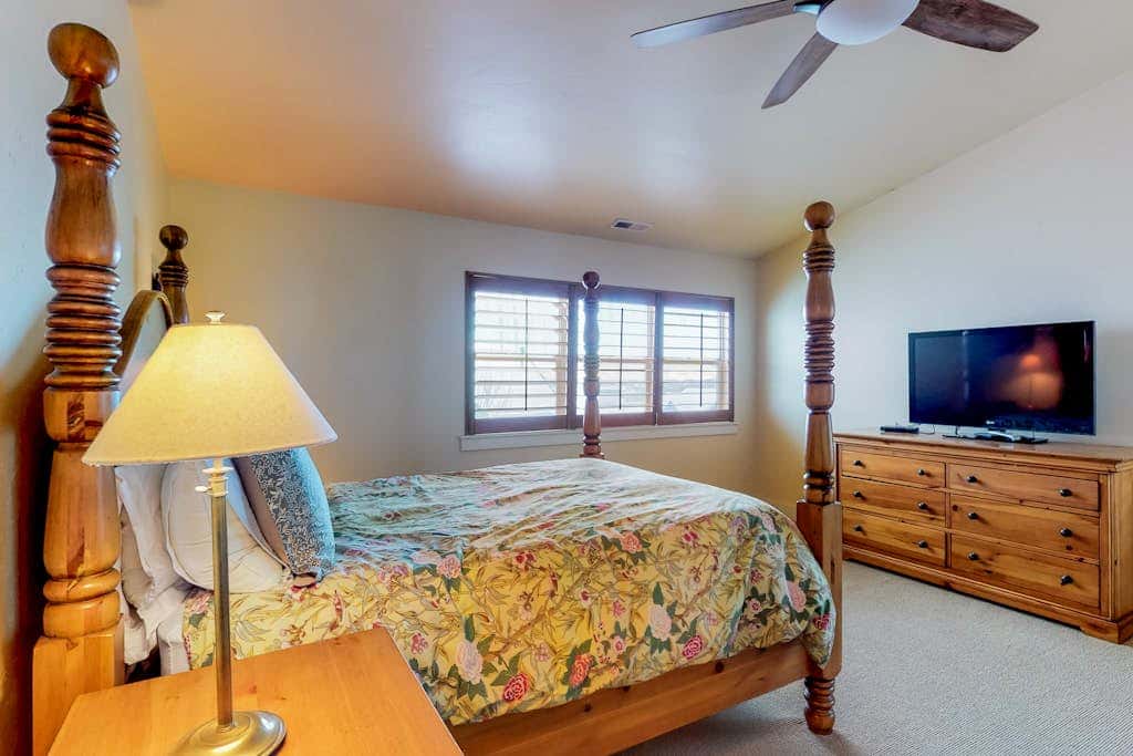 Fantastic home with fireplace, private hot tub, central AC, and pool access