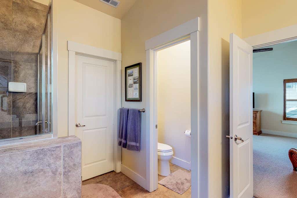 Fantastic home with fireplace, private hot tub, central AC, and pool access