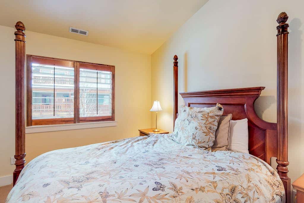 Fantastic home with fireplace, private hot tub, central AC, and pool access