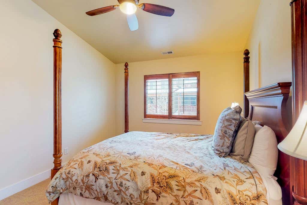 Fantastic home with fireplace, private hot tub, central AC, and pool access