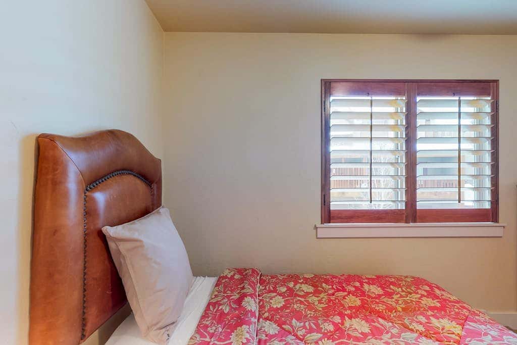 Fantastic home with fireplace, private hot tub, central AC, and pool access