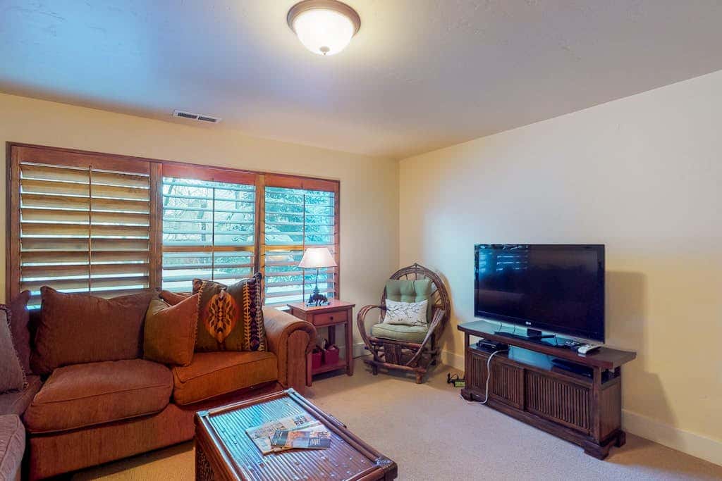 Fantastic home with fireplace, private hot tub, central AC, and pool access