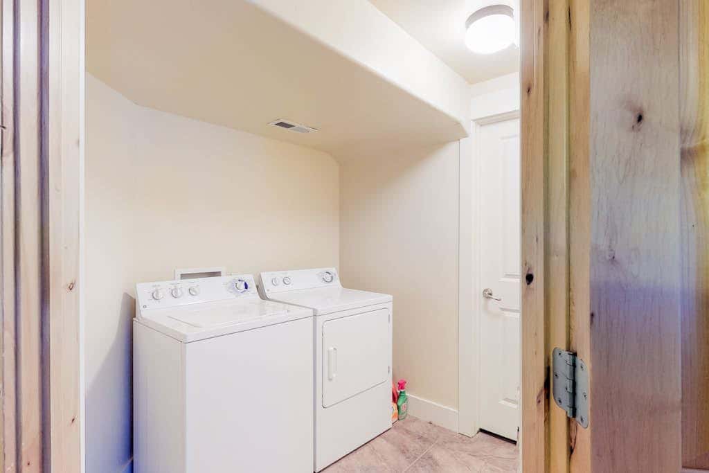 Fantastic home with fireplace, private hot tub, central AC, and pool access