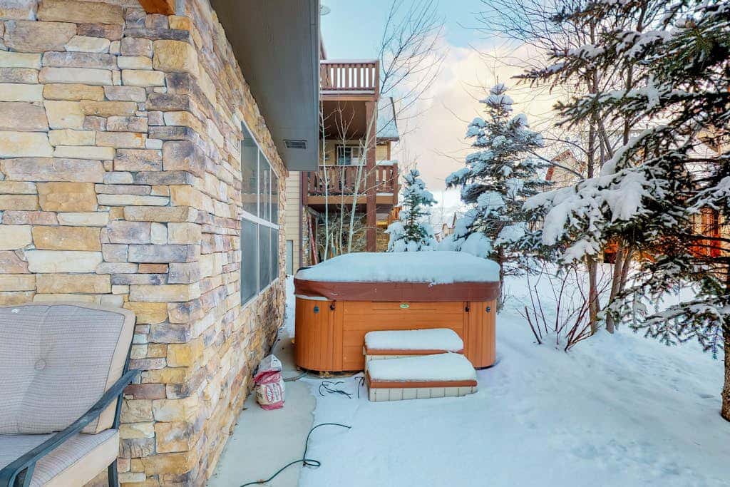 Fantastic home with fireplace, private hot tub, central AC, and pool access