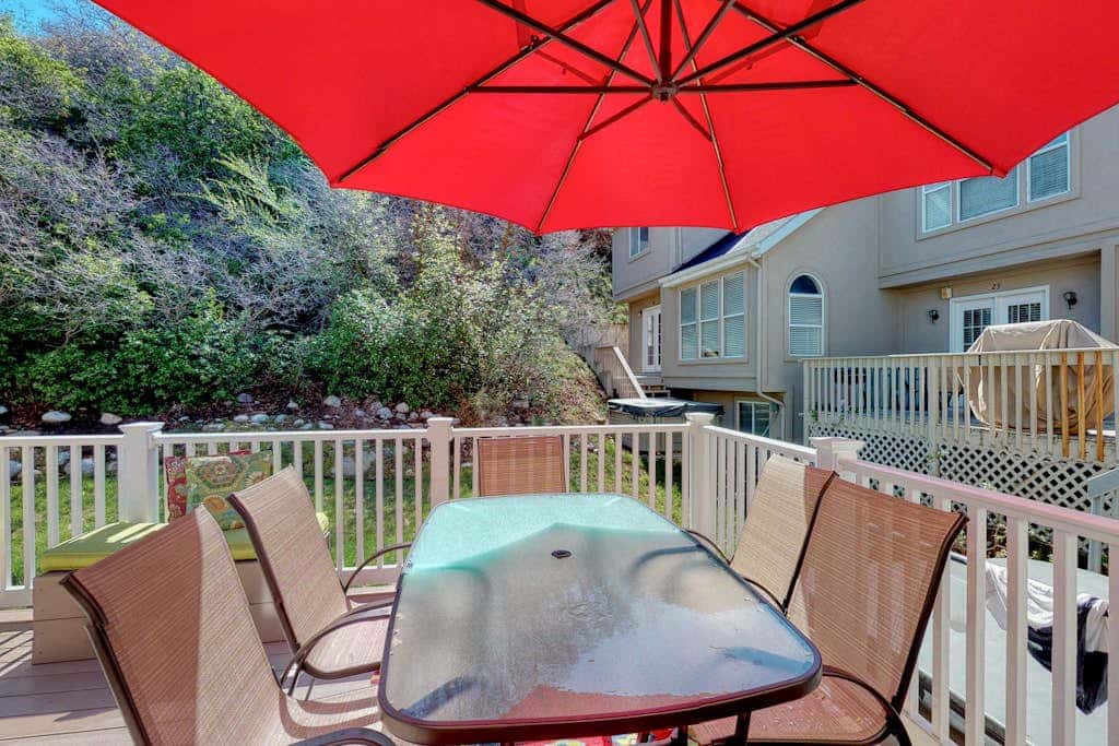 Recently updated townhome with  a private hot tub, deck, & wet bar - bus to slopes