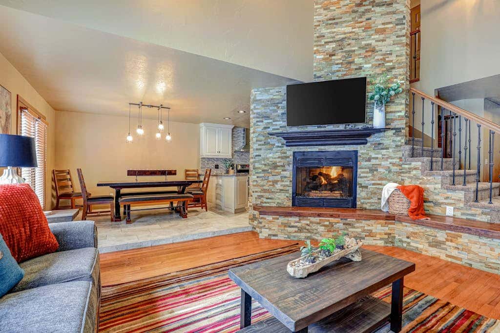 Recently updated townhome with  a private hot tub, deck, & wet bar - bus to slopes