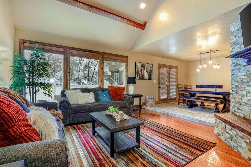 Recently updated townhome with  a private hot tub, deck, & wet bar - bus to slopes