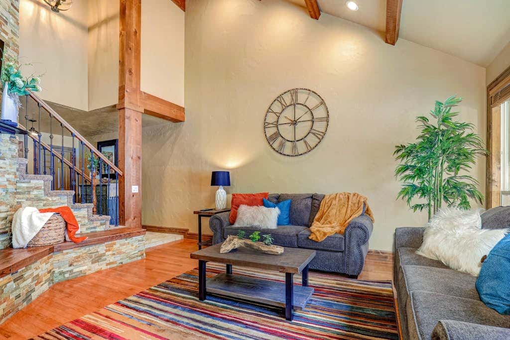 Recently updated townhome with  a private hot tub, deck, & wet bar - bus to slopes